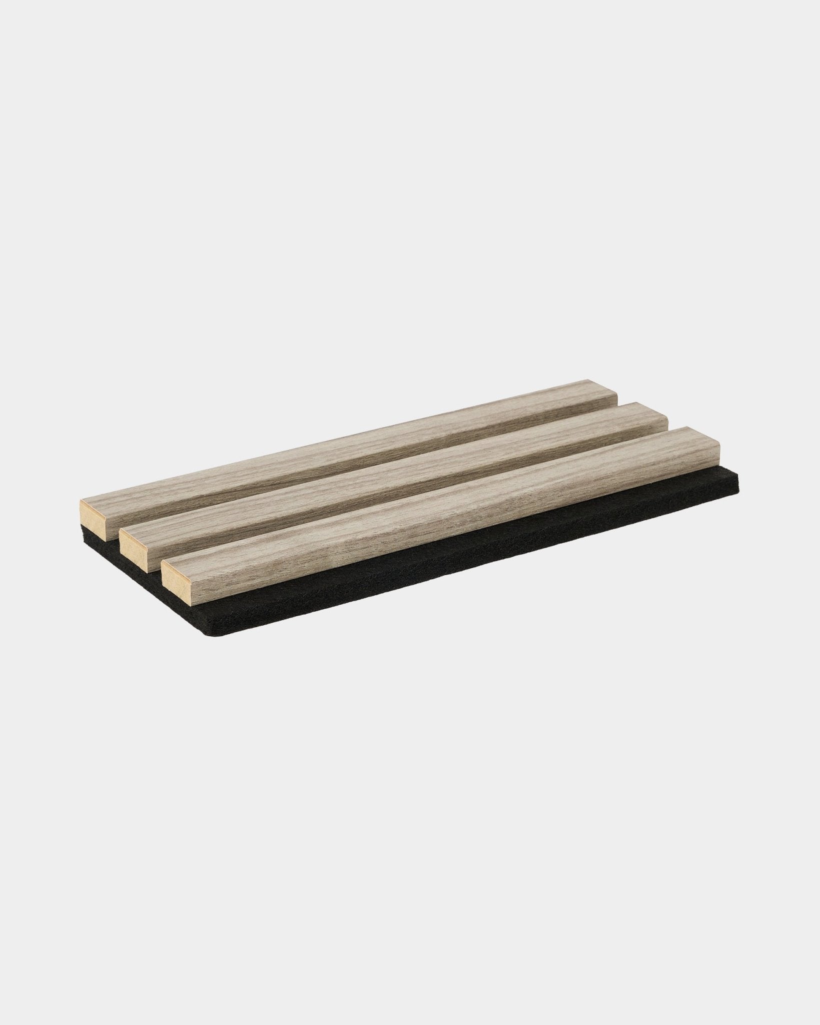 Muestra de salvamanteles WoodUpp Essential Weathered Oak con tres lamas de roble sobre una base de black, diseñada para proteger las superficies de la cocina y encajar en interiores nórdicos.